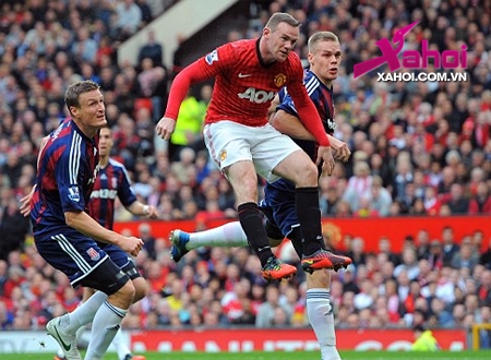 Rooney (áo đỏ) công nhiều hơn tội