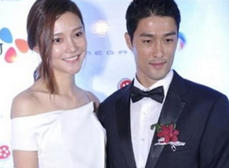 Sao Hàn Cha Ye-Ryeon ứng xử rất chuyên nghiệp khi chỉ chụp chung với Johnny Trí Nguyễn theo thoả thuận trước.