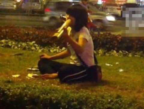 Hình ảnh cô gái thản nhiên 