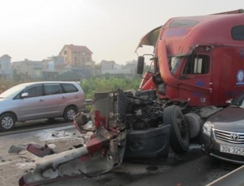 Cabin chiếc xe bị nát vụn sau cú va chạm