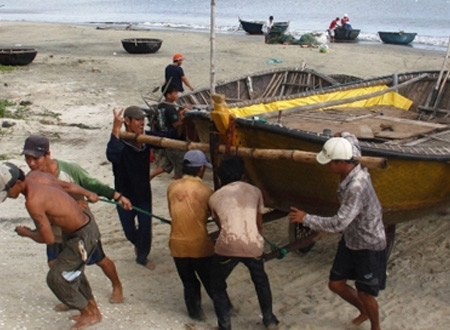 Ngư dân Đà Nẵng đưa thuyền, thúng lên bờ phòng tránh bão số 8