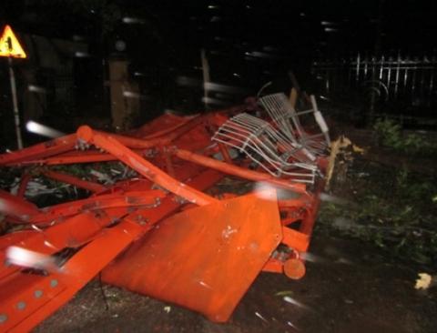 Tháp truyền hình Nam Định cao 180 m bị gãy vì gió quá lớn (Ảnh chụp tại hiện trường lúc 23h45 ngày 28/10) - Ảnh Hoàng Long 