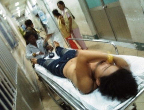 Nạn nhân được cấp cứu tại khoa Nhiệt đới - Bệnh viện Chợ Rẫy. Ảnh: Phan Cường