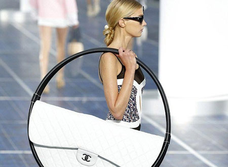 Mẫu phụ kiện ấn tượng tại Paris FW.