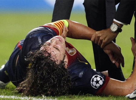 Puyol tỏ ra rất đau đớn sau pha chấn thương