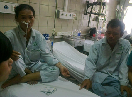 Chị Hương, anh Điều đang điều trị tại khoa chống độc, bệnh viện Bạch Mai