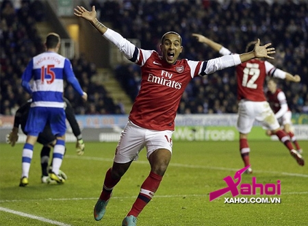 Walcott lập hat-trick