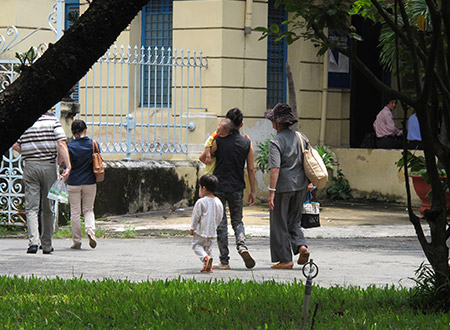 Mẹ và vợ con Đoàn Văn Hùng lặng lẽ rời sân tòa