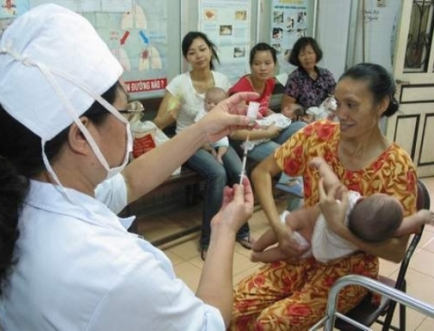 Trẻ em cần được tiêm đầy đủ các loại vaccin để phòng bệnh. Ảnh: Trần Minh