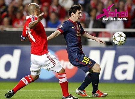 Messi trong trận đấu với Benfica