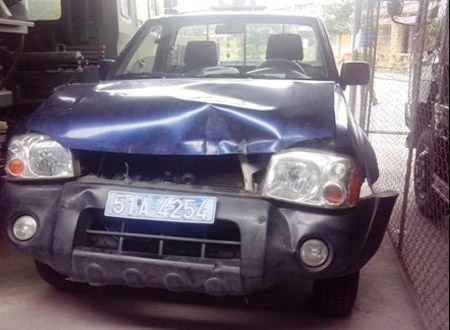 Ô tô đặc chủng của cảnh sát bị hư hại nghiêm trọng phần đầu xe