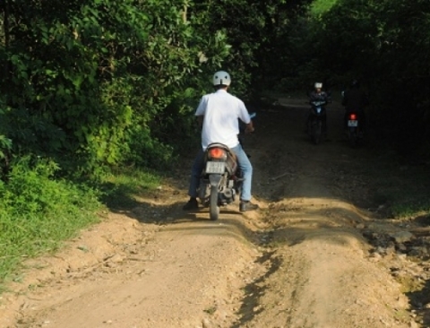 Con ngõ ngoằn ngoèo dẫn tới nhà nữ sinh Hòa.