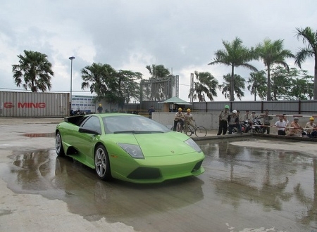 Siêu xe Lamborghini Murcielago LP640 màu xanh cốm về Việt Nam cuối tháng 11/2010. (Ảnh: Otosaigon)