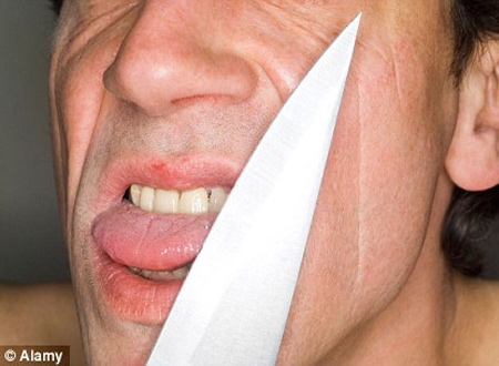 Người đàn ông này đã tự tay cắt lưỡi mong vợ tha thứ. (Ảnh minh họa).