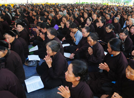 Hàng ngàn người tham dự buổi lễ cầu siêu cho các nạn nhân tai nạn giao thông
