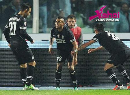 Các cầu thủ Juve ăn mừng bàn thắng của Vidal