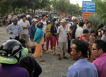 Rất đông người dân vây quanh con đường dẫn vào nơi phát hiện xác chết cháy