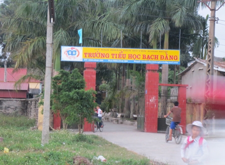 Trường Tiểu học Bạch Đằng.