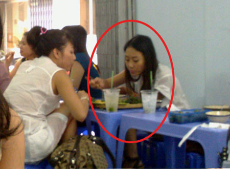 Đoan Trang giản dị đi ăn bún đậu.