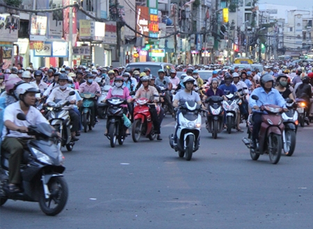 Vào giờ cao điểm, xe máy trên đường Phan Đình Phùng hướng về Nguyễn Kiệm (ngã tư Phú Nhuận) tràn sang làn đường ngược lại - lỗi thường thấy tại các giao lộ vào giờ cao điểm - Ảnh: Q.KHẢI