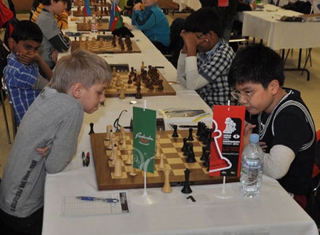 Anh Khôi (bên phải) giành chức VĐ U10 một cách thuyết phục. Ảnh: Worldchess