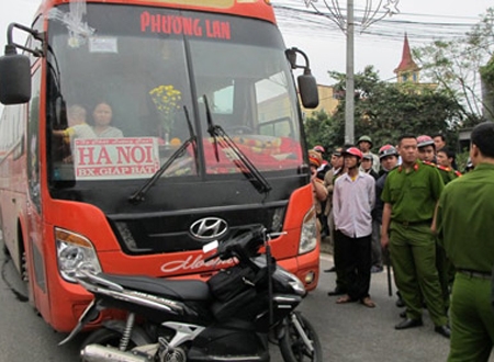 Hiện trường việc lái xe cố tình đâm vào CSGT để bỏ chạy được dựng lại