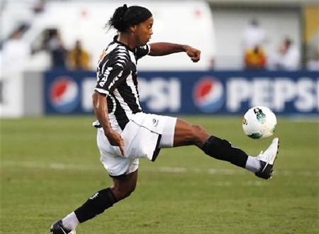 Ronaldinho trong màu áo Atletico Mineiro. Ảnh: Huff.