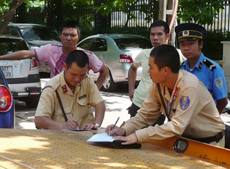 Phòng CSGT Hà Nội cho rằng, nếu người dân vi phạm trên đường CSGT chưa được hỏi xe có chính chủ hay không.