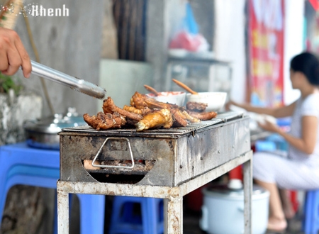 Nướng kiểu than hoa “mông muội” giữa thanh thiên bạch nhật thì chắc chỉ phố Đào Duy Từ mới có