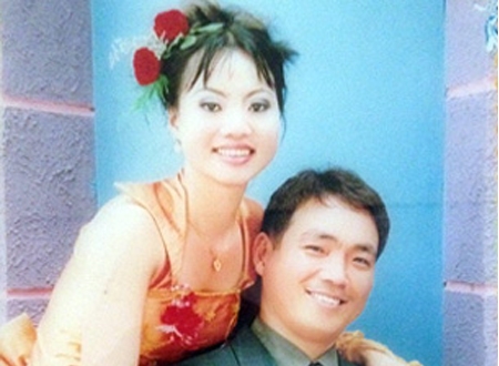 Cô dâu Võ Thị Minh Phương và chồng - Ảnh chụp lại từ tư liệu gia đình