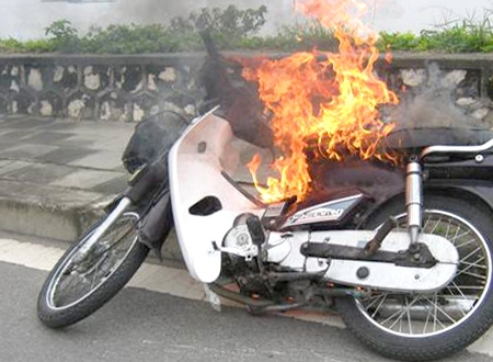 Chiếc xe máy bốc cháy trên đường An Dương Vương