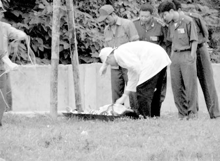 Cơ quan công an khám nghiệm hiện trường vụ án (Ảnh minh họa)