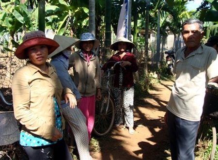 Người dân thôn Phước Xa, xã Đức Hòa, huyện Mộ Đức - Quảng Ngãi bàn tán về cái chết của bà Nhiệm