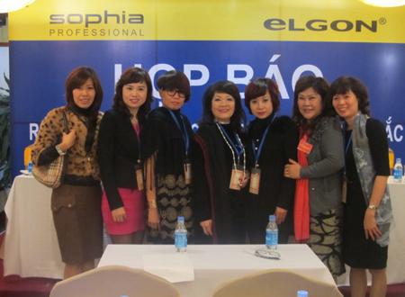 Đại diện thương hiệu Sophia chụp ảnh cùng các thành viên trong liên hiệp