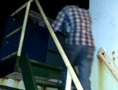 Một tên cướp người Bangladesh đang leo lên tàu Anh Sơn tấn công các thuyền viên rạng sáng 8/11. Ảnh do các thuyền viên cung cấp