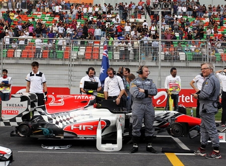 Đội HRT không thể tiếp tục tranh tài do không đáp ứng được các tiêu chuẩn của FIA