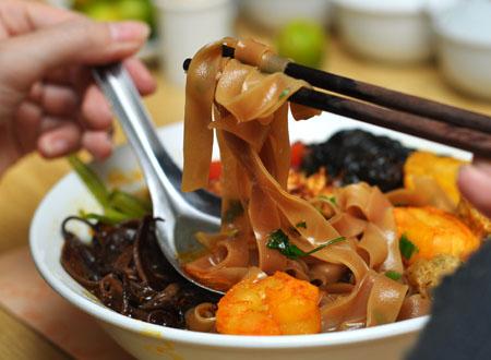 Nếu thật tinh ý, bạn sẽ thấy sợi bánh đa của quán mỏng, mềm, dai hơn