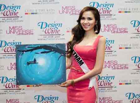 Đại diện Việt Nam khoe thành quả sáng tạo của mình.