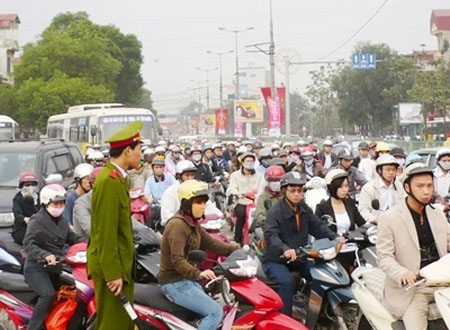 Theo Bộ Tài chính, người dân sẽ đóng phí xe máy bằng việc kê khai tương tự như thuế phi nông nghiệp. Ảnh: Trọng Đảng.