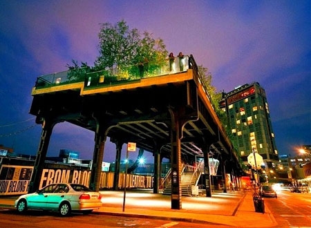 High Line là một khu vườn - công viên nằm trên một đoạn của đường ray bỏ hoang West Side Line chạy ở phía Tây Manhattan