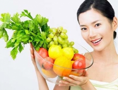Ăn nhiều hoa quả và rau xanh tốt cho phụ nữ (Ảnh minh họa)