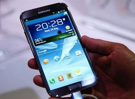 Galaxy Grand thừa hưởng kiểu dáng của Galaxy SIII nhưng có màn hình to hơn. Ảnh: Ibtimes