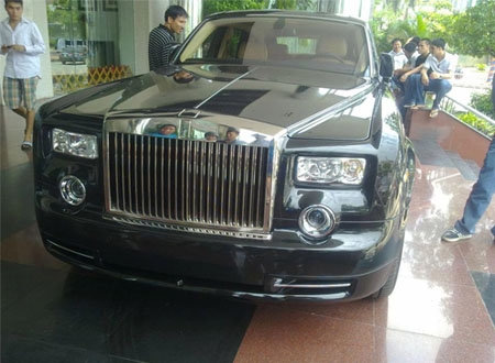 Rolls-Royce Phantom in hình rồng của đại gia Hà Tĩnh, xuất hiện hồi tháng 5/2012. Chủ nhân của nó đã phải bỏ ra số tiền đến 35 tỷ đồng để sở hữu chiếc Phantom phiên bản đặc biệt cho năm Nhâm Thìn
