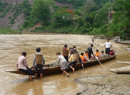 Các em học sinh vượt sông về nhà vào mỗi chiều thứ 6