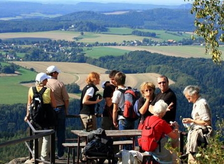 Leo núi ngắm phong cảnh vùng Saechsische Schweiz ở Đức - Ảnh: Nam Vinh