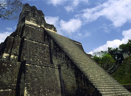 Đền cổ ở Tikal là khu di chỉ khảo cổ lớn nhất và là trung tâm đô thị của nền văn minh Maya