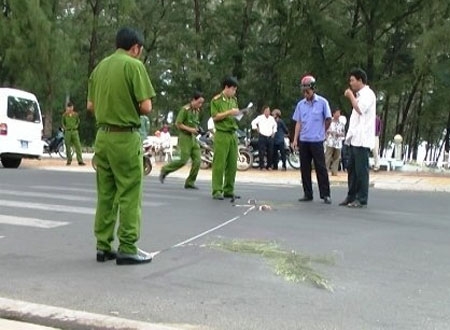 Cơ quan công an khám nghiệm hiện trường vụ trọng án