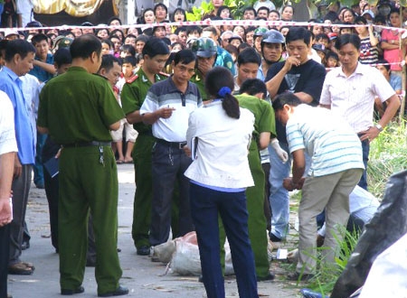 Bao tải giấu xác người được vớt từ mương nước lên để khám nghiệm. Ảnh: VT