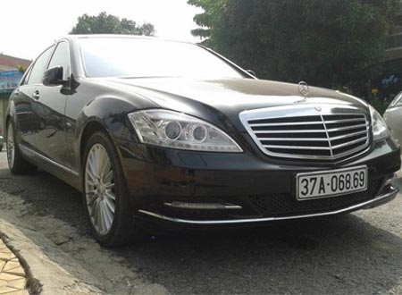 Mercedes-Benz S500 mang biển số tiến. Mẫu xe sang này sử dụng động cơ V8, hộp số tự động 7 cấp kèm nhiều trang bị tiêu chuẩn hấp dẫn, có giá bán khoảng trên 5 tỷ đồng