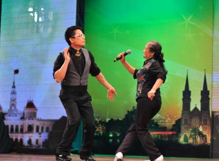 Bà già nhảy Gangnam Style gây sốt ở tập 1 VN's Got talent.